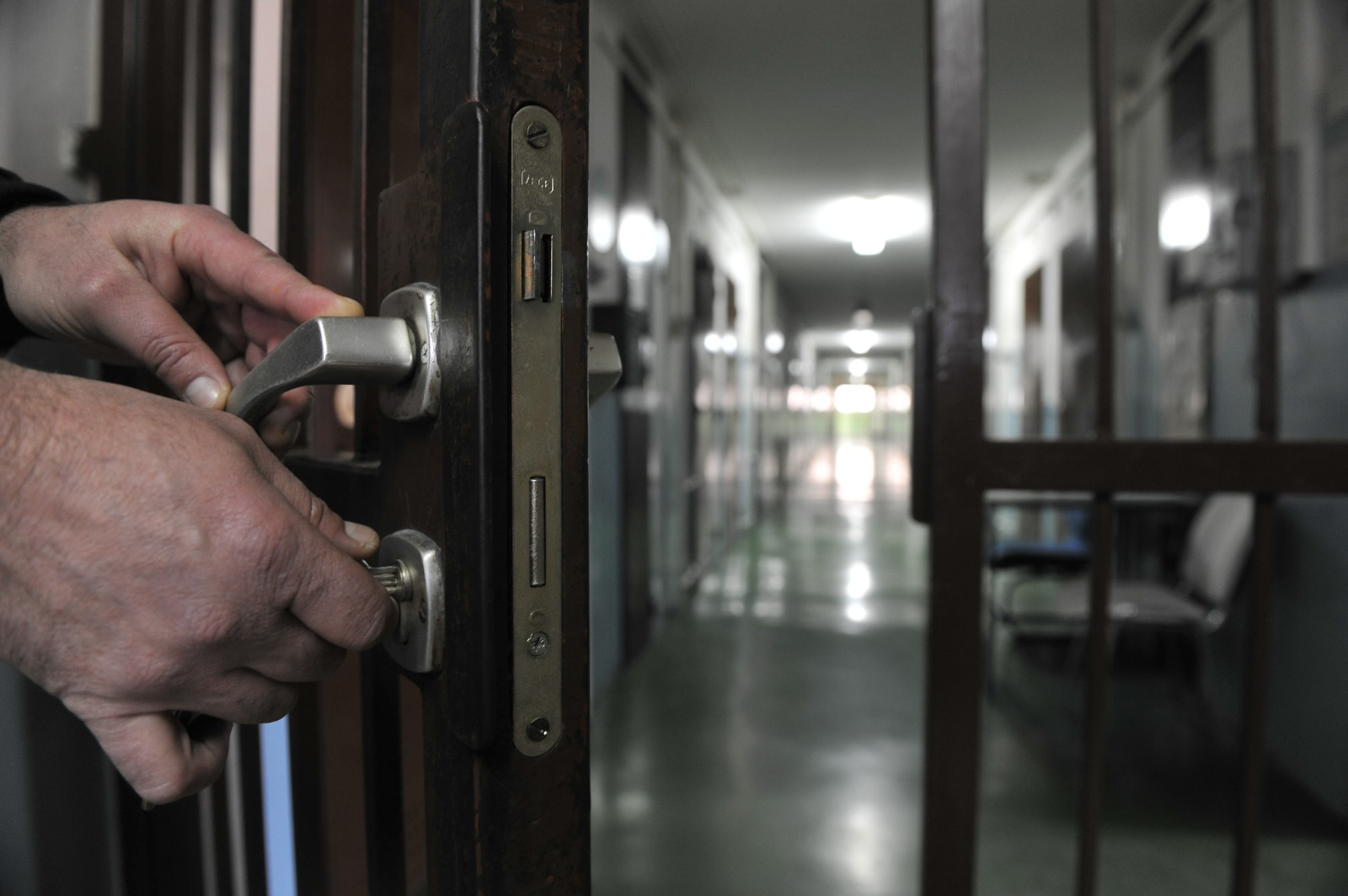 Sina sutkinje stavili u ćeliju s mladićem kojeg je osudila, silovali ga i tukli