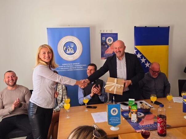 Sindikat službenika FBiH uručio 71.701 KM donacija za pogođene u poplavama