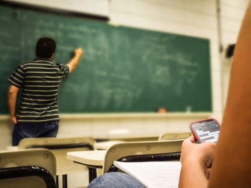 Sindikat želi zabranu mobitela u osnovnim školama KS