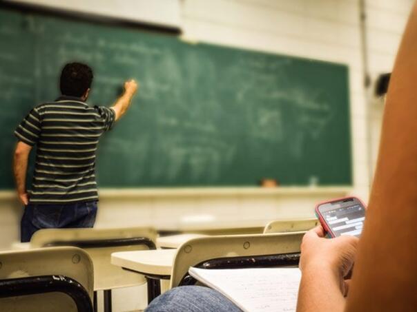 Sindikat želi zabranu mobitela u osnovnim školama KS