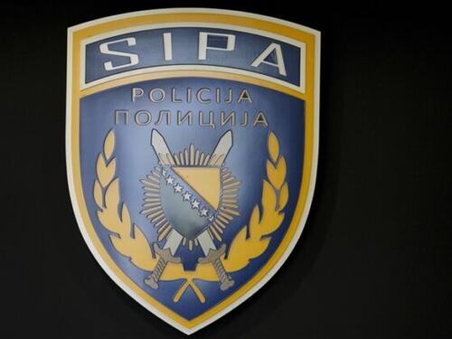SIPA: Uhapšene tri osobe, pronađena droga, oružje, novac