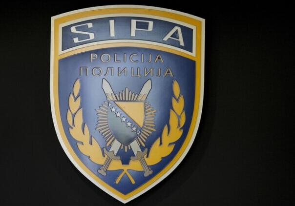 SIPA: Uhapšene tri osobe, pronađena droga, oružje, novac