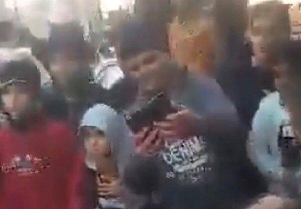 Sirijci Asadovog čovjeka vezali za stablo, djeca ga udarala