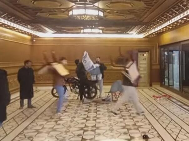 Sirijci upadaju u Asadove palače: Fotografišu se, pljačkaju...