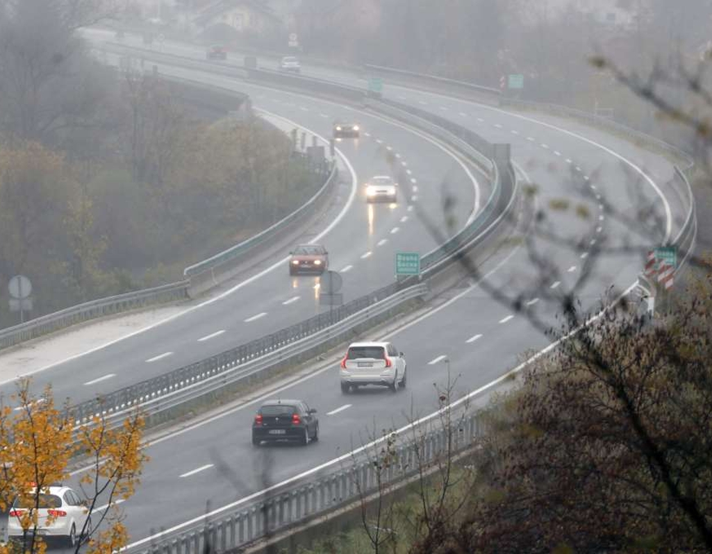 Širom BiH vlažan kolovoz, vozačima se preporučuje opreznija vožnja