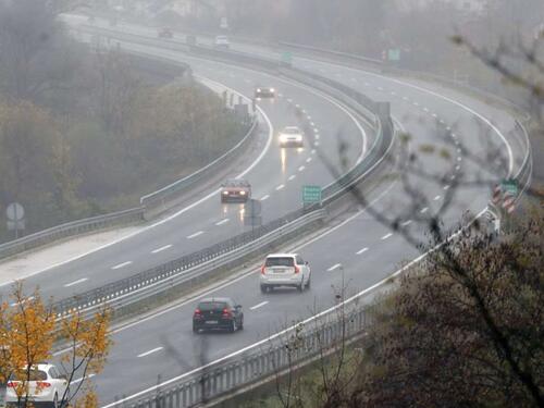 Širom BiH vlažan kolovoz, vozačima se preporučuje opreznija vožnja