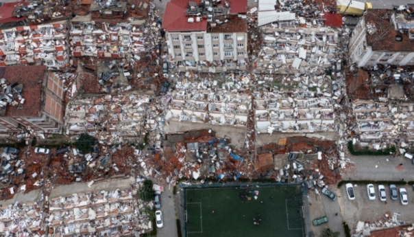 Širom Turske prikuplja se pomoć za žrtve zemljotresa, ljudi u redovima čekaju da daruju krv