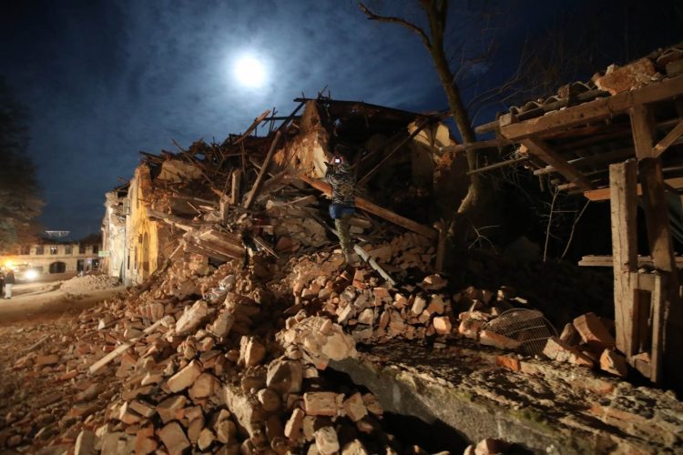 Sisak se prema istoku pomaknuo 10, a Petrinja do 20 centimetara