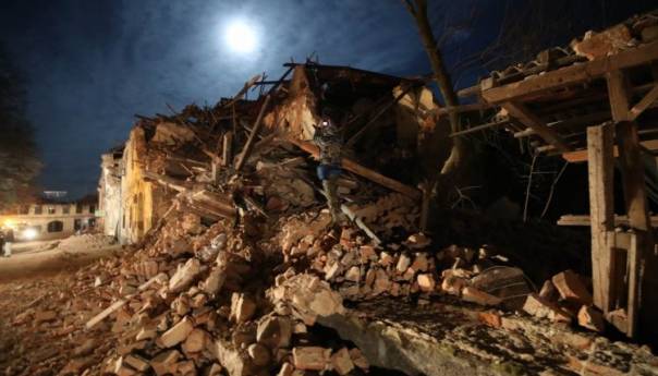 Sisak se prema istoku pomaknuo 10, a Petrinja do 20 centimetara