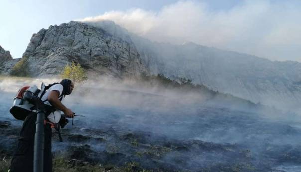 Situacija na požarištima u Neumu i Konjicu stabilna