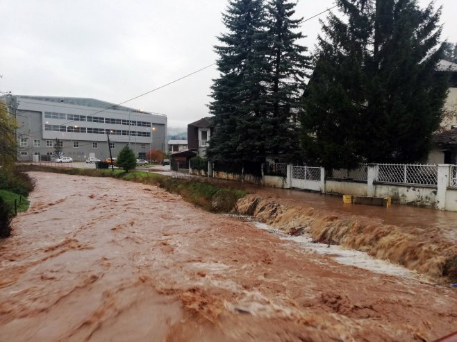 Situacija sa poplavama u Istočnom Sarajevu i dalje teška, ali pod kontrolom