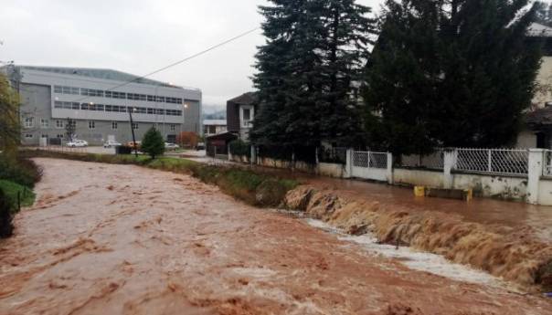 Situacija sa poplavama u Istočnom Sarajevu i dalje teška, ali pod kontrolom