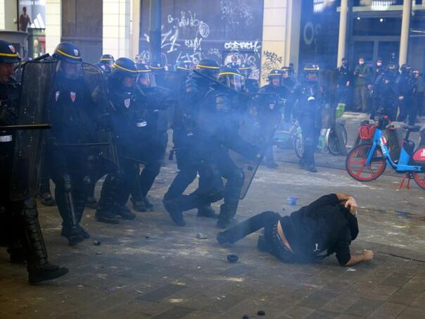 Situacija u Parizu sve napetija: Požari na ulicama, demonstranti ne odustaju