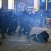 Situacija u Parizu sve napetija: Požari na ulicama, demonstranti ne odustaju