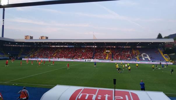 Sjajna atmosfera na tribinama stadiona Grbavica