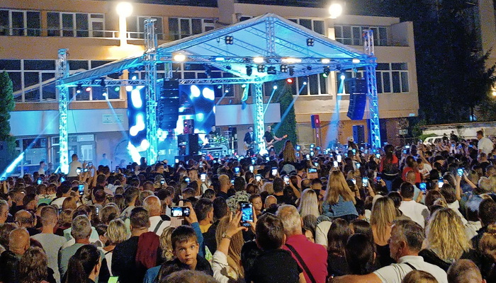 Sjajna atmosfera na koncertu Dženana Lončarevića na Ilidži