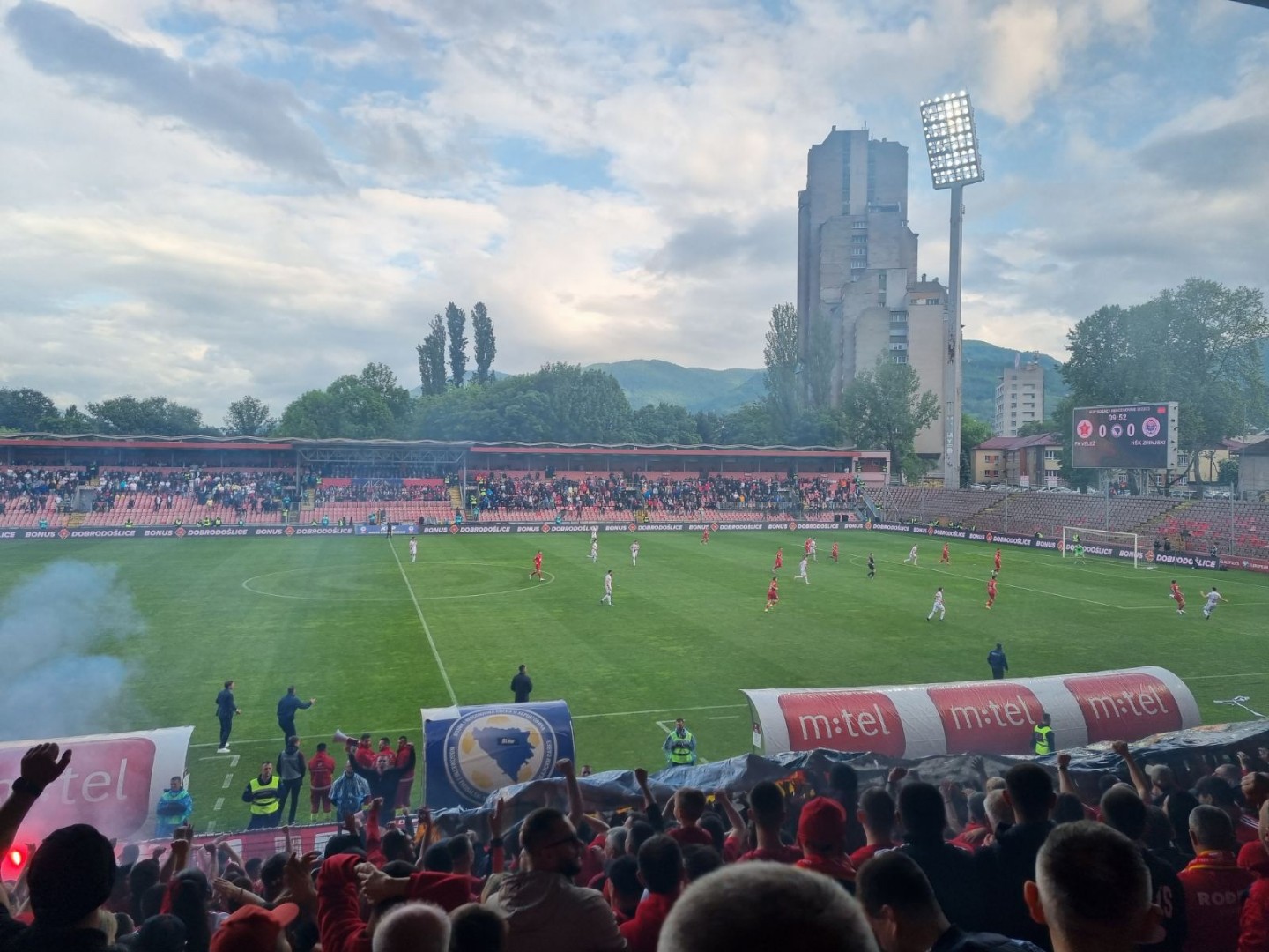 Sjajna atmosfera: Počela utakmica Veleža i Zrinjskog
