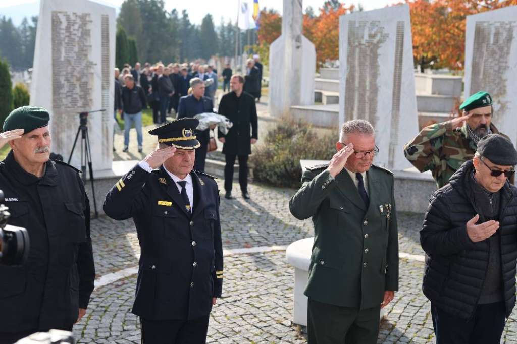 Sjećanje na heroje 5. korpusa Armije RBiH, položeno cvijeće na centralnom spomen-obilježju