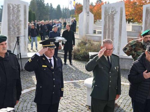 Sjećanje na heroje 5. korpusa Armije RBiH, položeno cvijeće na centralnom spomen-obilježju