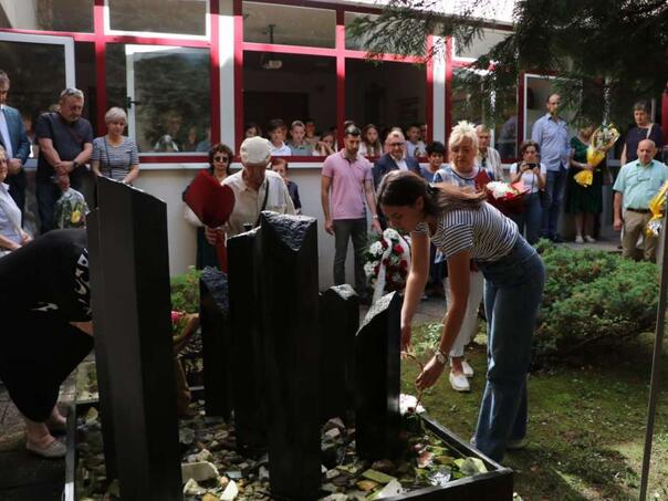 Sjećanje na sedam ubijenih Sarajlija kod škole na Dobrinji