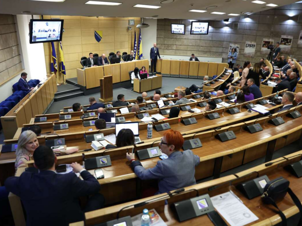 Nakon što ju je zmija odgodila: Sjednica Doma naroda Parlamenta FBiH 16. juna