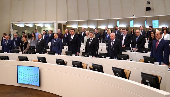 Sjednica Parlamenta počela burno, iz RS-a najavljene blokade