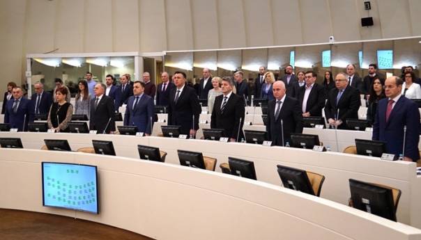 Sjednica Parlamenta počela burno, iz RS-a najavljene blokade