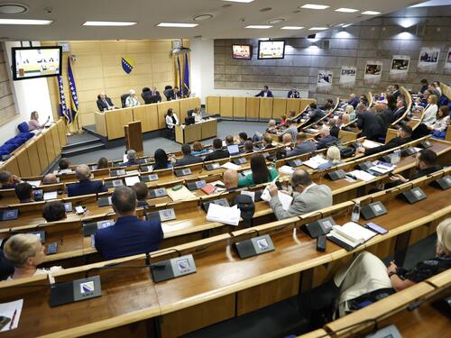 U Parlamentu FBiH danas žestoka polemika vlasti i opozicije