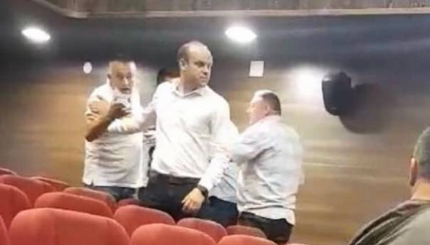 Sjednica Skupštine općine Bratunac: Spriječena tučnjava!