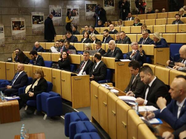 Sjednice otkazuju, a plate i naknade uredno pristižu
