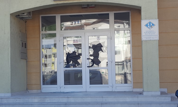 Sjekirom razbio stakla na zgradi Elektrodistribucije