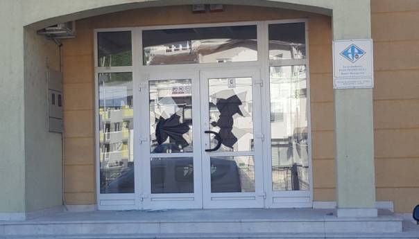 Sjekirom razbio stakla na zgradi Elektrodistribucije