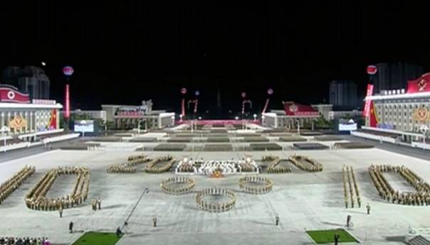 Sjeverna Koreja održala noćnu vojnu paradu