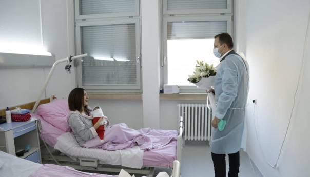 Skaka darovao prvu bebu: Merjem, dobrodošla na svijet