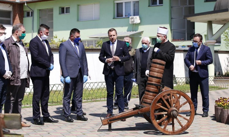 Skaka i Ramić obišli povratnike u Janji i uručili im ramazanski top