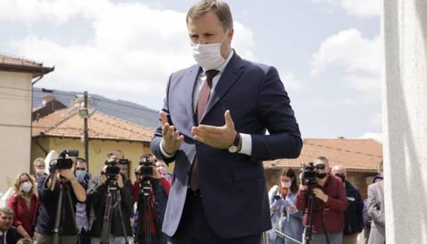 Skaka: Osjećaji ponosa i sjete nad bijelim nišanima