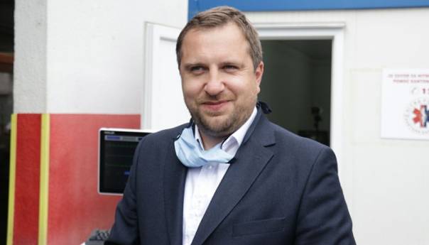 Skaka posjetio Krizni štab JU Dom zdravlja KS i donirao maske