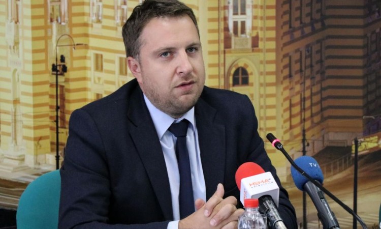 Skaka uputio čestitku direktorima škola, prosvjetnim radnicima i učenicima