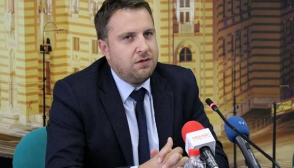 Skaka uputio čestitku direktorima škola, prosvjetnim radnicima i učenicima