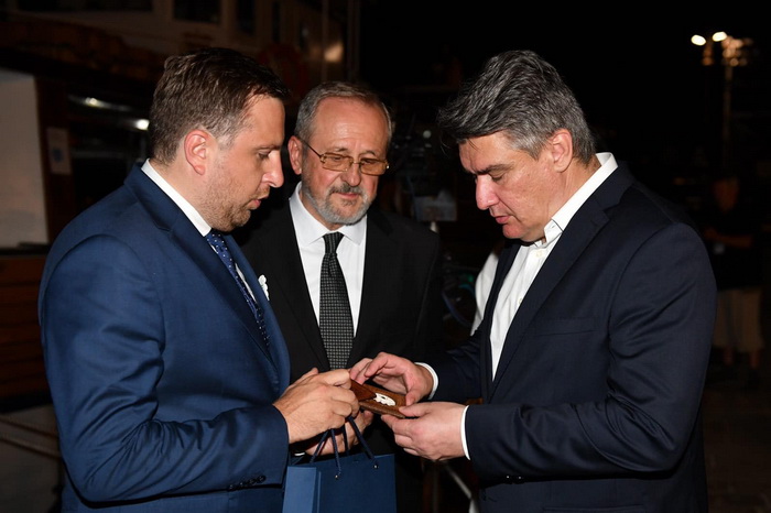 Abdulah Skaka uručio Cvijet Srebrenice Zoranu Milanoviću