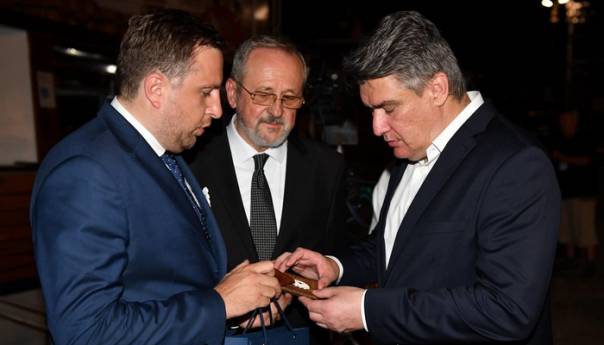Abdulah Skaka uručio Cvijet Srebrenice Zoranu Milanoviću