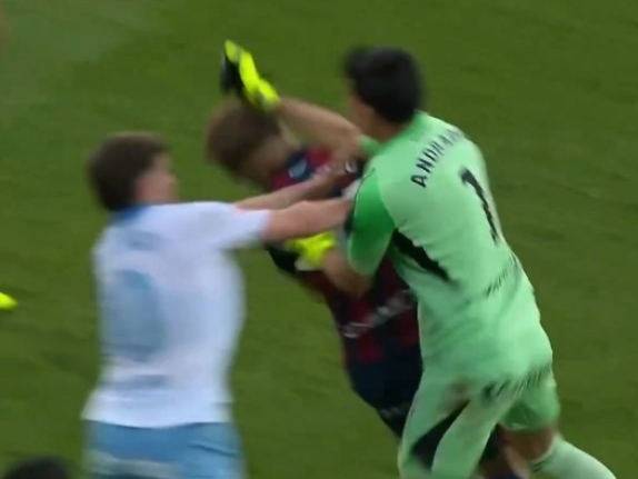 Skandal na derbiju: Golman Zaragoze nokautirao igrača Huesce