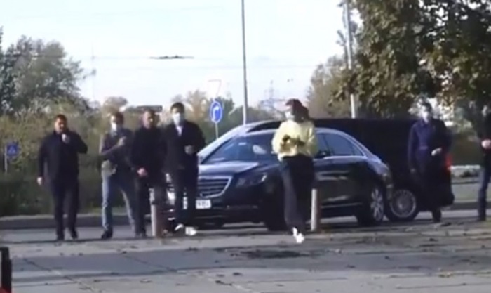 Skandal na izborima u Kijevu: Žena digla suknju pred Zelenskim