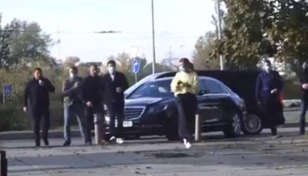 Skandal na izborima u Kijevu: Žena digla suknju pred Zelenskim