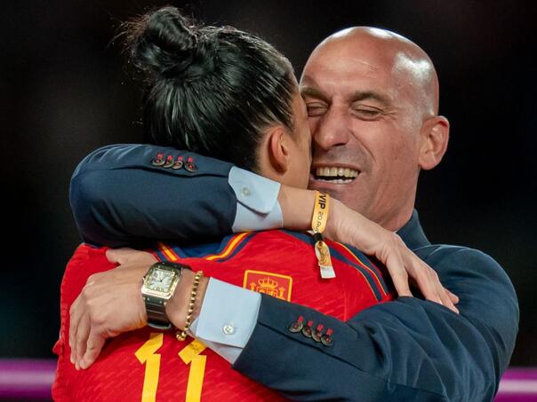 Video / Skandal na Mundijalu: Predsjednik FS Španije poljubio fudbalerku u usta