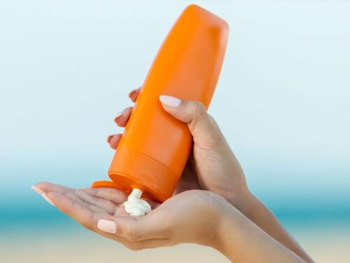 Skandal sa kremama za sunčanje: 18 proizvoda povučeno zbog lažnih oznaka zaštite