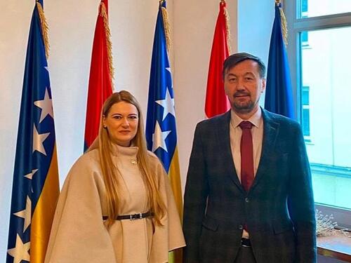 Skandal u Beču: Ambasador BiH pored državne istakao i entitetsku zastavu