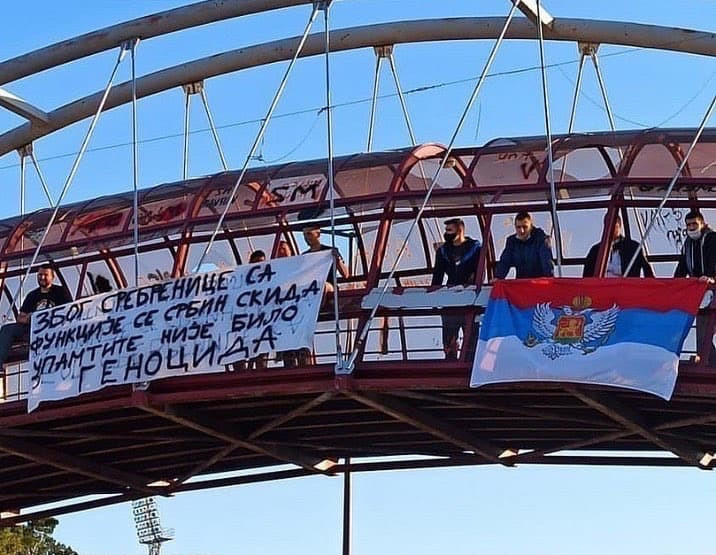 Skandalozan i sraman transparent na skupu podrške Leposaviću