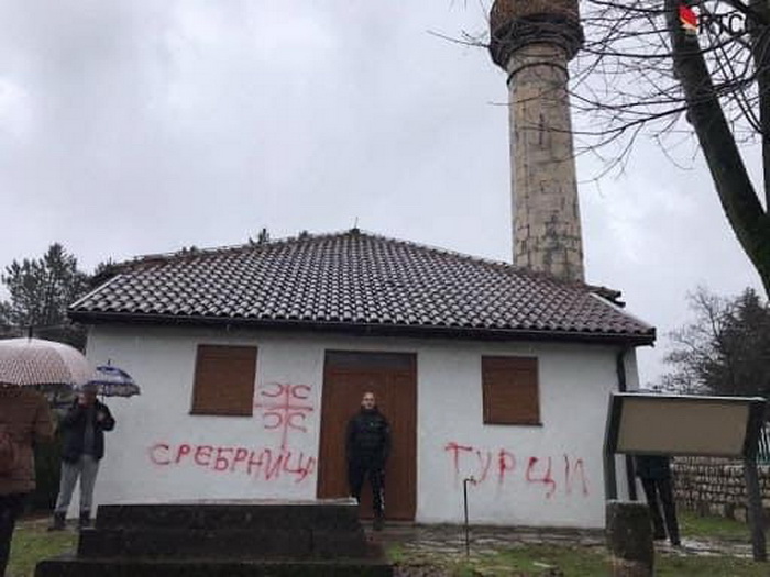 Skandalozni grafiti osvanuli na Hadži-Ismailovoj džamiji