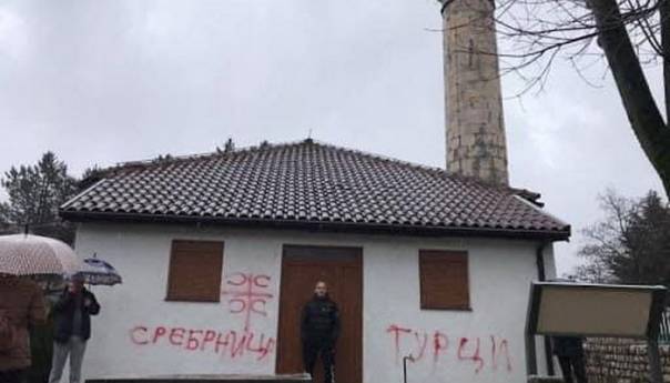 Skandalozni grafiti osvanuli na Hadži-Ismailovoj džamiji